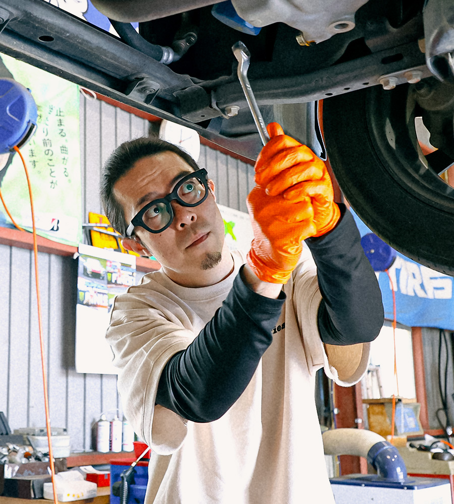 車の足回りを点検する代表
